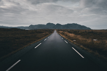 Unendliche Straße in die Berge