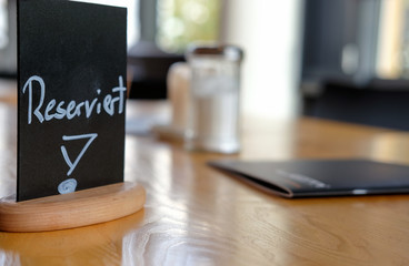 Tisch reserviert - Reservierung Schild in einem Café – Konzept mir viel Unschärfe bspw. für Homepage, Banner