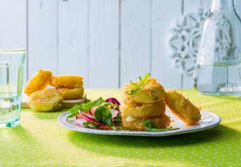 Panierter Käse mit Salat