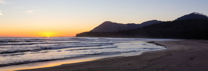 Obraz premium Beautiful sandy beach on the Pacific Ocean Coast during a vibrant summer sunset. Taken in Raft Cove Provincial Park, Northern Vancouver Island, BC, Canada.