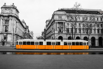 Plakat A picture of the typical yellow tram in Budapest, Hungary. The tram is isolated in the black and white background.