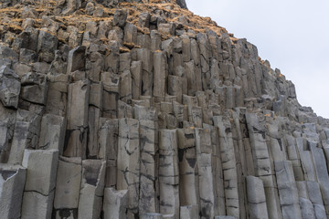 Basaltsäulen und schwarzer Sandstrand Dyrhólaey in Island