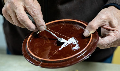 Come restaurare coperchi di terracotta 2