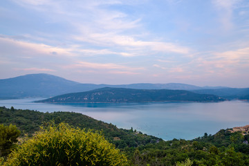 Fototapeta na wymiar Vue panoramique sur le lac de Sainte-Croix, après coucher de soleil. Provence, France.