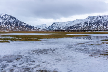 Bewölkte Berglandschaft im Winter Kolbeinsstadhir in Island