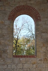 Fensteröffnung in einer Bruchsteinwand