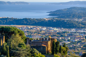 Vue panoramique sur le château de Bormes-les-Mimosas, village de Lavandou et la mer...