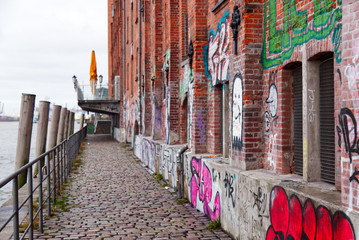 wall with graffity, graffiti am pier