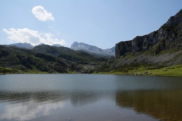 Naklejka na ściany i meble lagos de covadonga