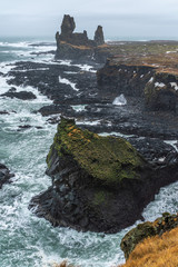 Londrangar Felsen im stürmischen Winter in Island