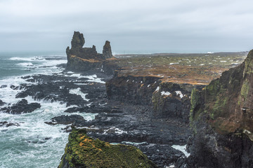Londrangar Felsen im stürmischen Winter in Island