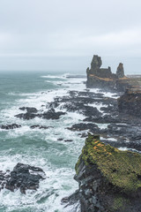 Londrangar Felsen im stürmischen Winter in Island