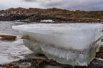 Eisblock im Wasser im Winter in Island