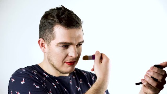 Gay does makeup. Contouring 4k