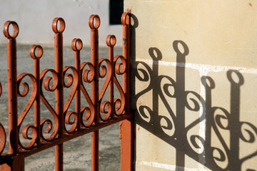 Geländer wirft seinen Schatten auf eine Wand