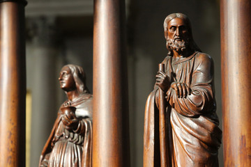 Fototapeta premium Statues du chapitre. Collégiale Saint-Jacques-le-Majeur. Sallanches. / Statues of the choir. Saint James's collegiate church. Sallanches.