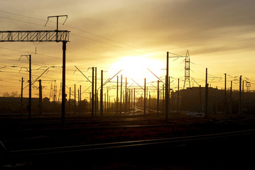 Fototapeta na wymiar железнодорожное полотно освещенное закатом
