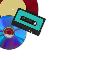 CD, disque vinyle rouge et cassette audio sur fond blanc