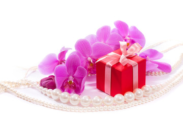 Orchidee Rosa Orchidee, Perlen und eine rote Box mit einem Bogen. Ein Geschenk für eine Frau. Romantische Begrüßung Glückwunschkarte.