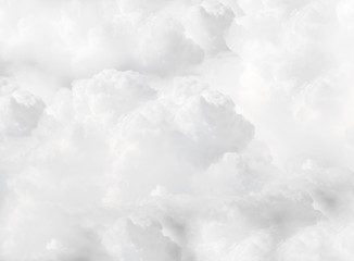 białe puszyste chmury cumulusowe pełny płomień - 246510402