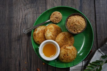 Podi Idlis -South Indian breakfast overhead view