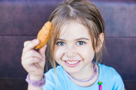 Ni&ntilde;a comiendo nuggets