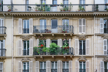 Obraz premium facade and balcony of apartment building with ornate 19th century architecture typical of central Paris