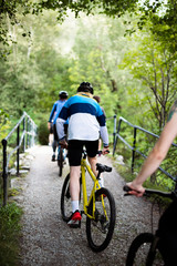 Naklejka premium Friends cycling together in the countryside
