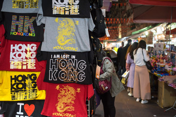 Fototapeta premium Temple Street Night Market in Hong Kong 香港のナイトマーケット 男人街（廟街夜市）