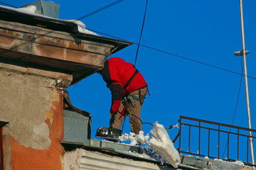 industrial climber roof cleaning from snow