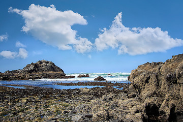 Fototapeta na wymiar Ocean views with rocks and waves
