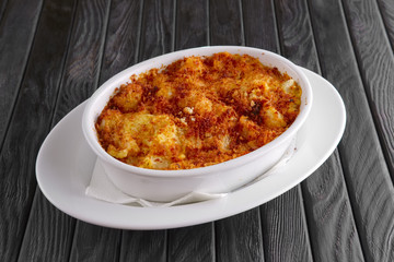 Pasta baked with shrimps and cheese