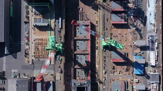大型の船が建設される造船所の動画