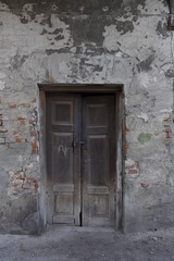 Eingangsbereich in ein verfallenes Haus Türe