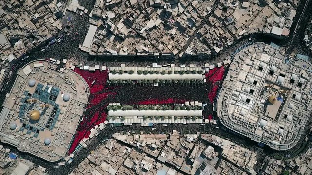 Shiite pilgrims in Karbala between mosques
