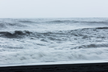 Starke Wellen am Strand von Vik, Island