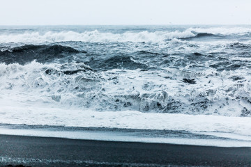 Starke Wellen am Strand von Vik, Island