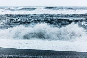 Starke Wellen am Strand von Vik, Island