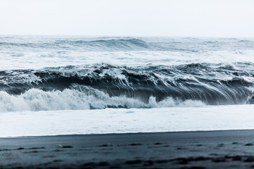 Fototapeta premium Starke Wellen am Strand von Vik, Island
