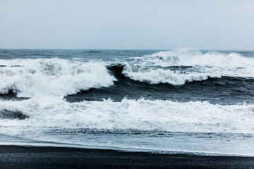 Starke Wellen am Strand von Vik, Island