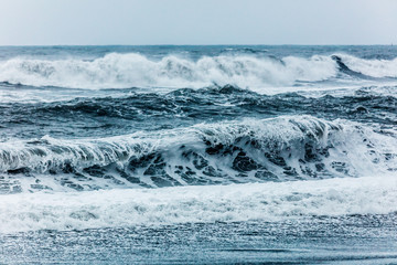 Starke Wellen am Strand von Vik, Island