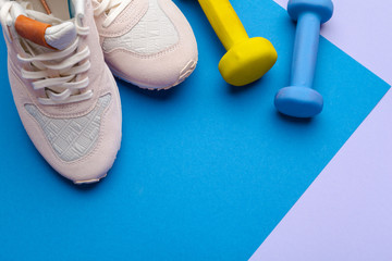 Fototapeta na wymiar Fitness Gym equipment on color background
