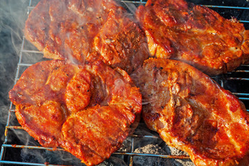 Steaks zum Grillen auf dem Rost