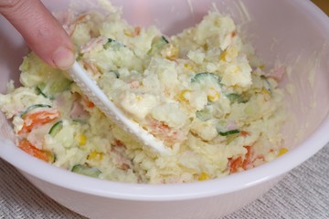 ポテトサラダを作っているシーン