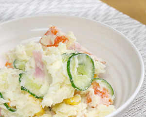 小鉢に取り分けたポテトサラダ