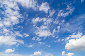 Obraz premium Clouds against blue sky as abstract background