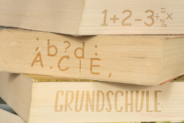 Bücher für die Schule und das Wort Grundschule