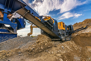 Mechanical conveyor belt to pulverize rock and stone and generate gravel