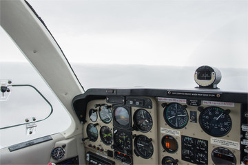 vue du cockpit d'un Beech 33 Bonanza en vol en France