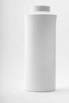 flacon de talc blanc sur fond blanc